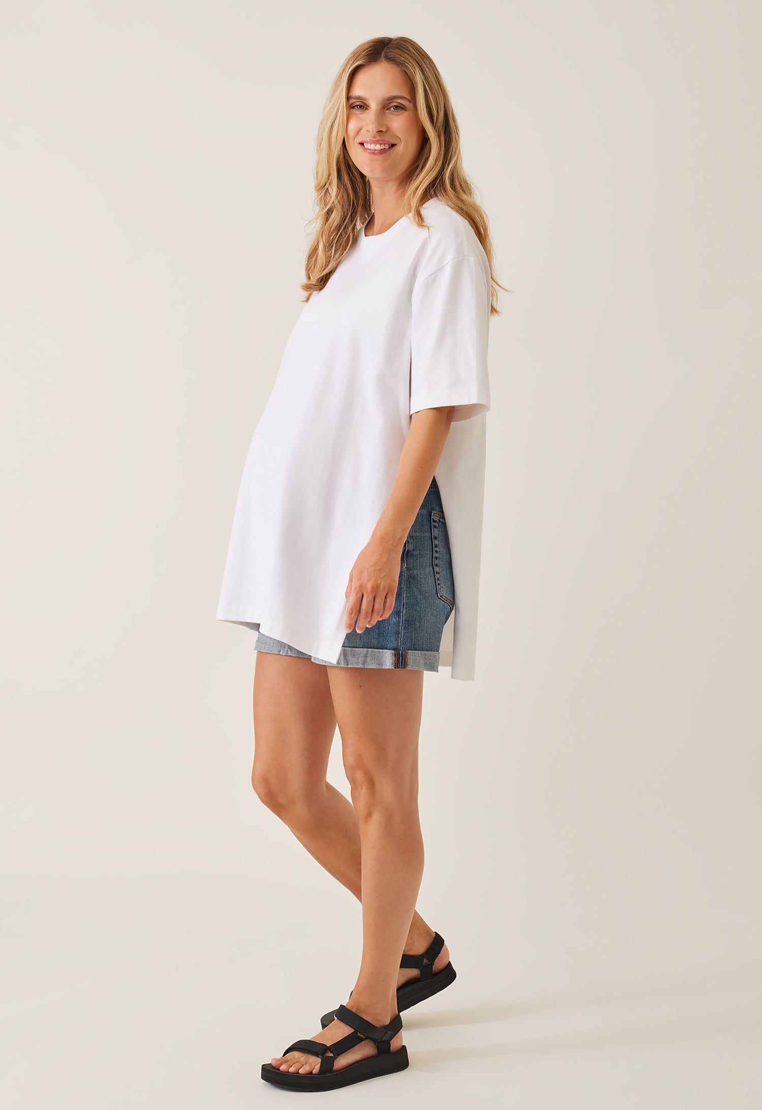 Camiseta premamá oversize con abertura - blanca