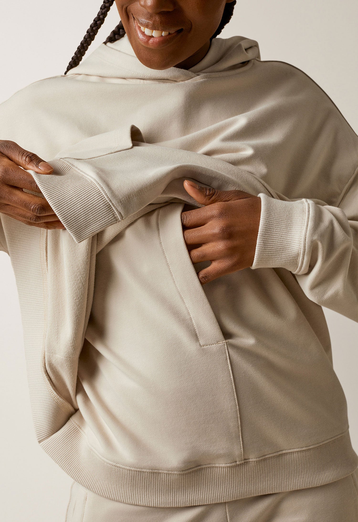 Sudadera premamá con capucha y apertura para lactancia - Beige claro