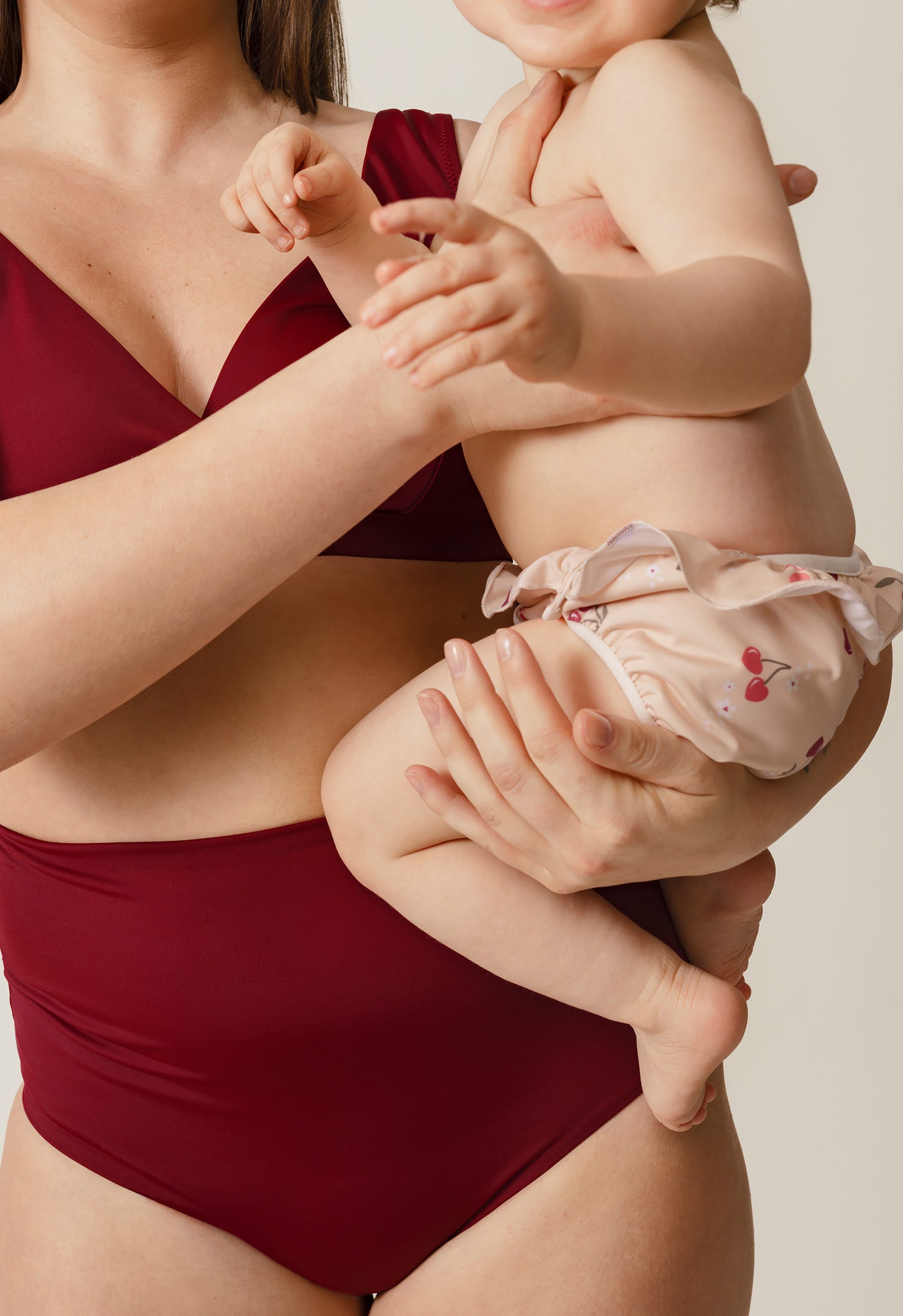 Pañal de natación con volantes y motivo de cereza