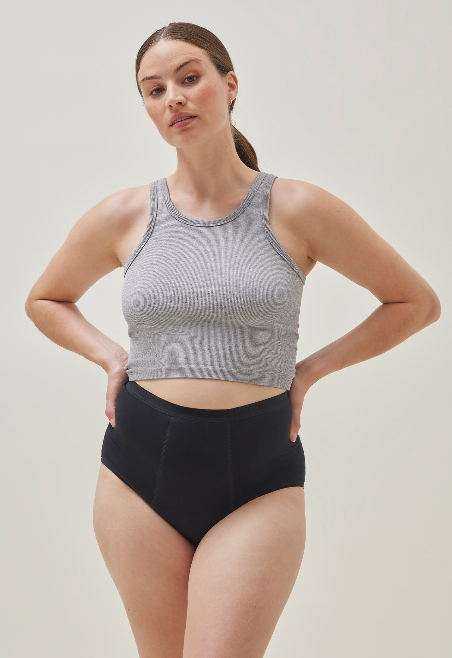 Braga menstrual de talle alto, flujo medio, negro