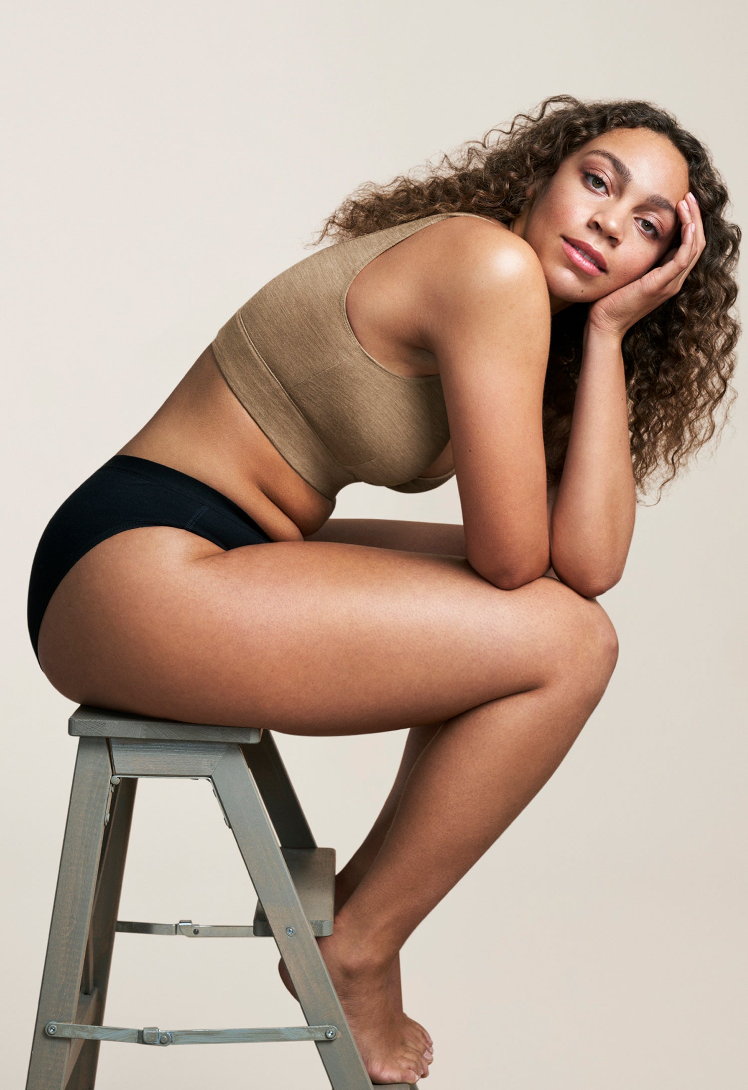 Braga menstrual tipo bikini para flujo ligero, negro