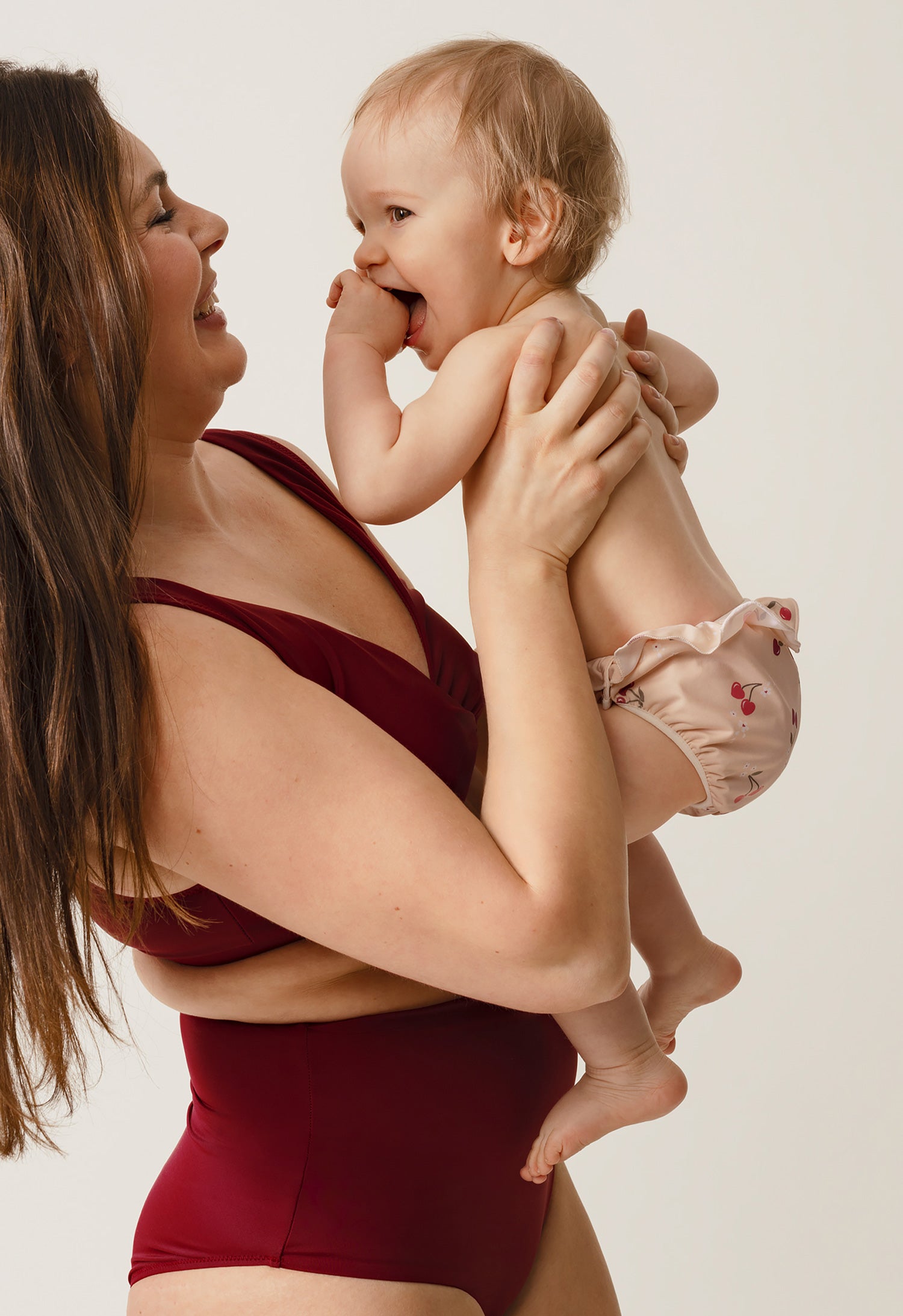 Pañal de natación con volantes y motivo de cereza