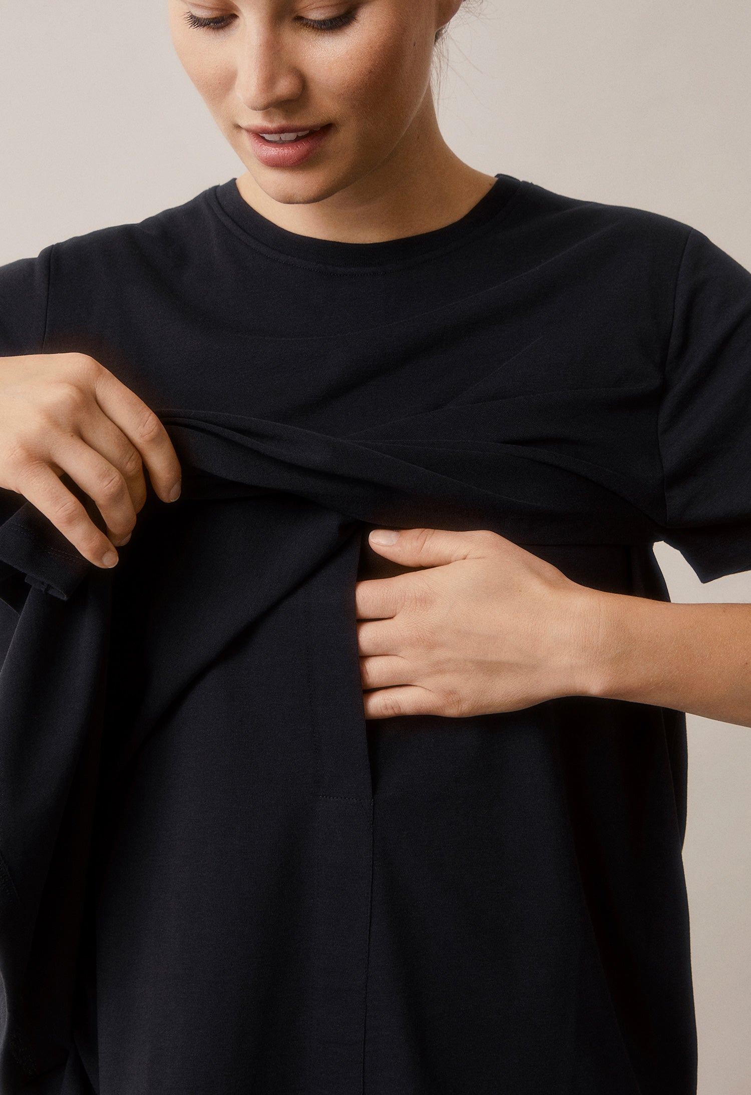 Camiseta premamá con acceso para lactancia - Negro - PREVENTA – Envío a principios de febrero